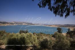 Image du Maroc Professionnelle de  Le barrage Oued El Makhazine, conçu pour le développement et  l'irrigation du périmètre du Loukkos. Ainsi les champs situés dans le triangle Ksar El Kébir, Larache, Moulay Bouselham profitent de cette infrastructure. Cette importante réalisation située sur El Oued Loukkos sert à la régularisation inter annuelle des débits tout en formant une protection contre les crues, au Jeudi 1er Septembre 2005 à cette datte le barrage dispose 309 Million de M3. (Photo / Abdeljalil Bounhar) 